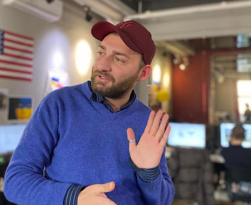 "მშობიარე დედაჩემი რუსმა ოკუპანტებმა ენგურის ხიდზე გააჩერეს და არ მისცეს კლინიკამდე მისვლის უფლება. ასე დავიბადე გზაში, მამაჩემის "ჟიგულში" - დევნილობაში დაბადებული ბიჭის ისტორია