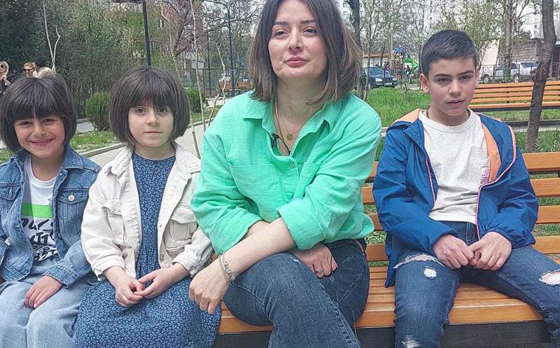 "მასთან ძალიან ბედნიერები ვართ" - ობლად დარჩენილი 3 და-ძმის ისტორია და ნათია, რომელმაც პატარები იშვილა