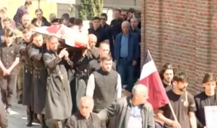 უკრაინაში დაღუპული მებრძოლი ნიკოლოზ შანავა სამხედრო პატივით დაკრძალეს