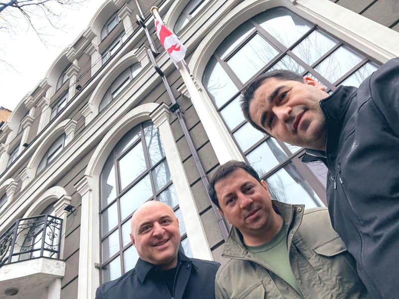 "ქართული დროშა მაღლა ფრიალებდა საქართველოს საელჩოს წინ, ყველაზე სახიფათო დღეებშიც კი" - შალვა პაპუაშვილის განცხადება და ქართველი პოლიტიკოსების "სელფი" კიევიდან