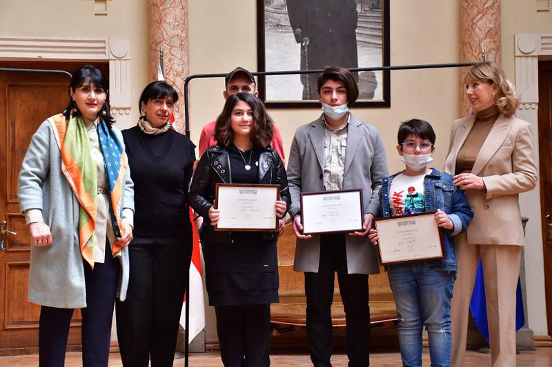 უკრაინაში დაღუპული მეომრის, დავით რატიანის ოთხ შვილს "ანწუხელიძის სახელობის სტიპენდია" დაენიშნა - რას ჰყვება ფონდ "გურული დღიურების“ საქმიანობაზე მისი ერთ-ერთი დამფუძნებელი?