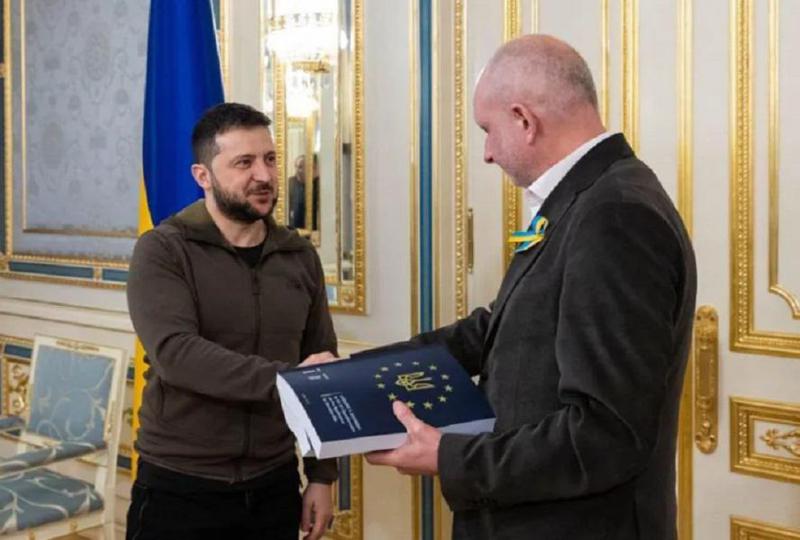 ვოლოდიმირ ზელენსკიმ ევროკავშირის დელეგაციის ხელმძღვანელს შევსებული კითხვარი გადასცა