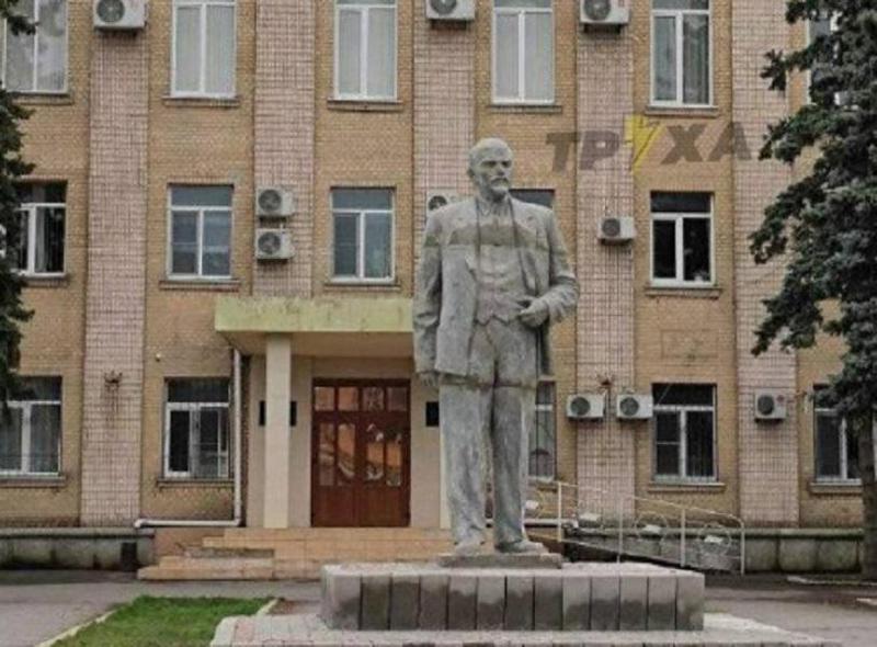 რუსეთის მიერ ოკუპირებულ უკრაინის ქალაქ გენიჩესკში დამპყრობლებმა ლენინის ძეგლი დადგეს