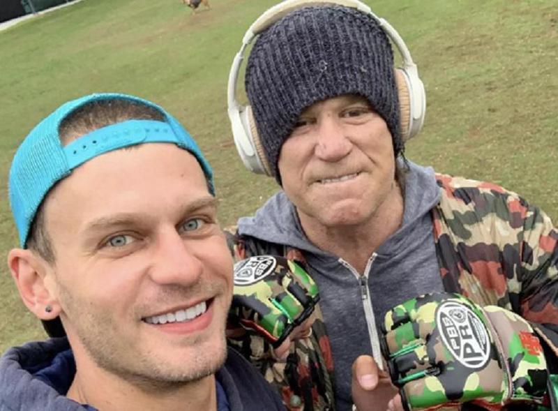 მიკი რურკი მთელ ქონებას უკრაინელ დამხმარეს უტოვებს - ჰოლივუდის ვარსკვლავს სურს, უკრაინაში დაკრძალონ და ამისთვის მან უკვე სასაფლაოც შეარჩია