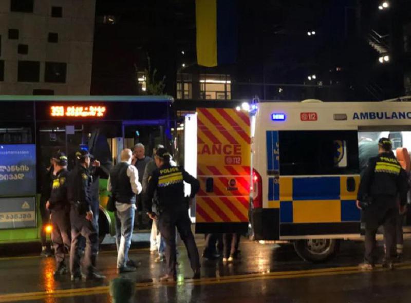 "ცეცხლსასროლი იარაღით ქვედა და ზედა კიდურების არეში დაჭრა" - პირს, რომელმაც ავტობუსში მგზავრი ცეცხლსასროლი იარაღით დაჭრა, ბრალი წარუდგინეს