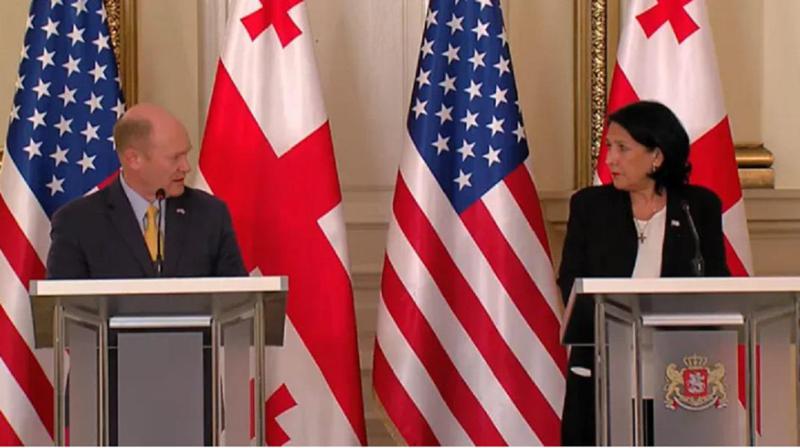 "ჩამოვედით, რადგან საქართველო არის მნიშვნელოვანი" - სენატორ კუნსისა და ზურაბიშვილის ბრიფინგი და მთავარი გზავნილები ამერიკელი პოლიტიკოსისგან