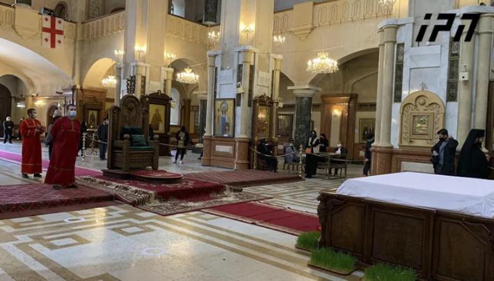 სამების საკათედრო ტაძარში მაცხოვრის ჯვრიდან გარდამოხსნის რიტუალი სრულდება