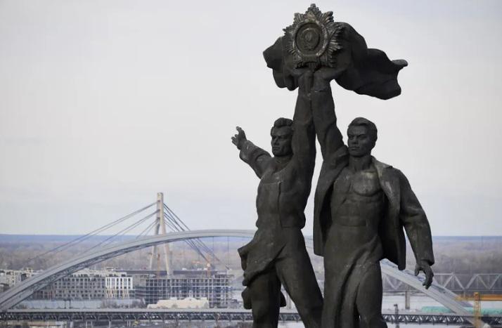 ვიტალი კლიჩკოს თქმით,  კიევის ცენტრში მდგარ ქანდაკებას, რომელიც რუსებისა და უკრაინელების "მეგობრობას" ეძღვნებოდა, დაანგრევენ