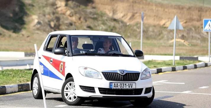 მართვის მოწმობის ასაღები გამოცდა დღეიდან ორეტაპიანი გახდა, მათ შორის მისი ჩაბარება რეალურ მოძრაობაშია სავალდებულო