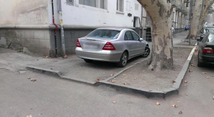 ფეხით მოსიარულეთათვის განკუთვნილ ტროტუარზე პარკირებული ავტომობილი დაუყოვნებლივ ევაკუაციას დაექვემდებარება