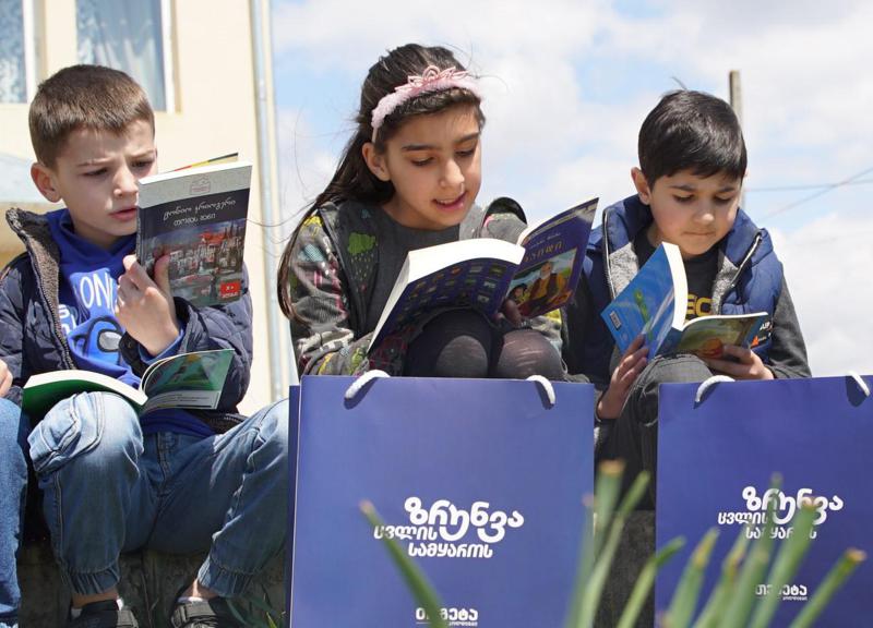წიგნები სოფელ აძვის მოსწავლეებისთვის - თეგეტა კამპანია ,,წიგნები მშვიდობისათვის“ მხარდამჭერია