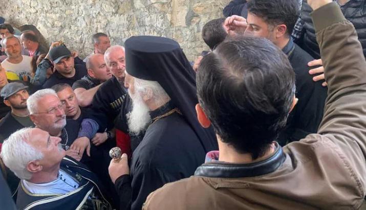 "სტეფანემ ჩოხოსნები მოიყვანა და ტაძარი სავაჭრო ობიექტად გადააქცია“ - დაპირისპირება მარტვილის წაჩხურის მთავარანგელოზთა სახელობის ტაძარში