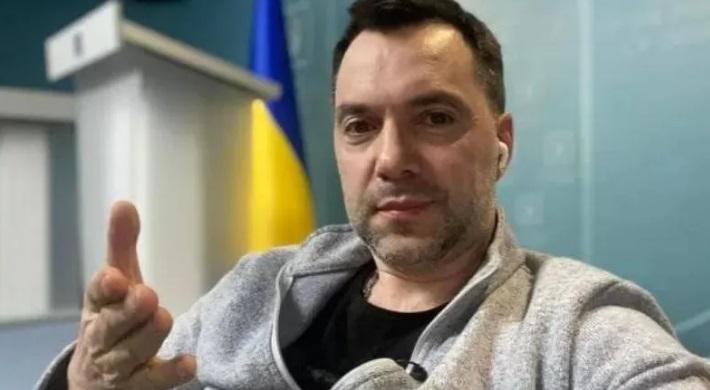 "პუტინს უნდა ვუთხრათ, მოდით, დავზავდეთ, რუსეთმა და უკრაინამ ერთად უნდა წარადგინონ სარჩელი დასავლეთის წინააღმდეგ" - არესტოვიჩის მორიგი სკანდალური განცხადება