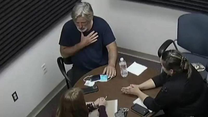 ალეკ ბოლდუინის რეაქცია, როდესაც აცნობეს, რომ მის მიერ გასროლილი ტყვიის შედეგად დაჭრილი ქალი გარდაიცვალა - მედიაში აქამდე უცნობი კადრები ვრცელდება