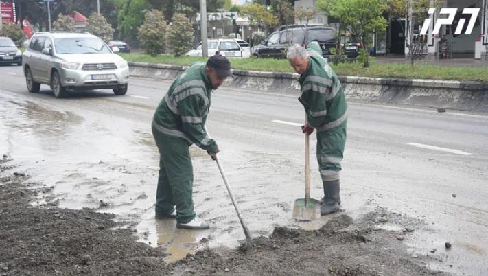 რამ გამოიწვია მარშალ გელოვანის გამზირის დატბორვა - ამ დროისთვის საავტომობილო მოძრაობა აღდგენილია
