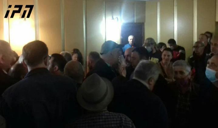 ხელჩართულ ჩხუბი ოზურგეთის საკრებულოში, ადგილზე მობილიზებულია პოლიცია - რა მოხდა სხდომაზე?