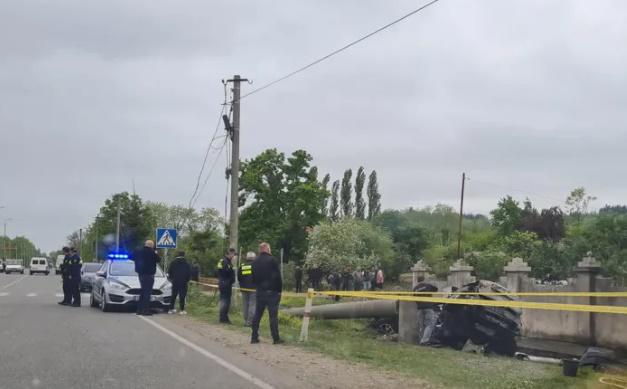 ხობში ავტომანქანა განათების ბოძს შეეჯახა და ცეცხლი გაუჩნდა - არის მსხვერპლი