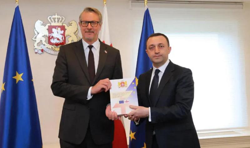 ირაკლი ღარიბაშვილმა კარლ ჰარცელს ევროკავშირის კითხვარის პირველი ნაწილი გადასცა