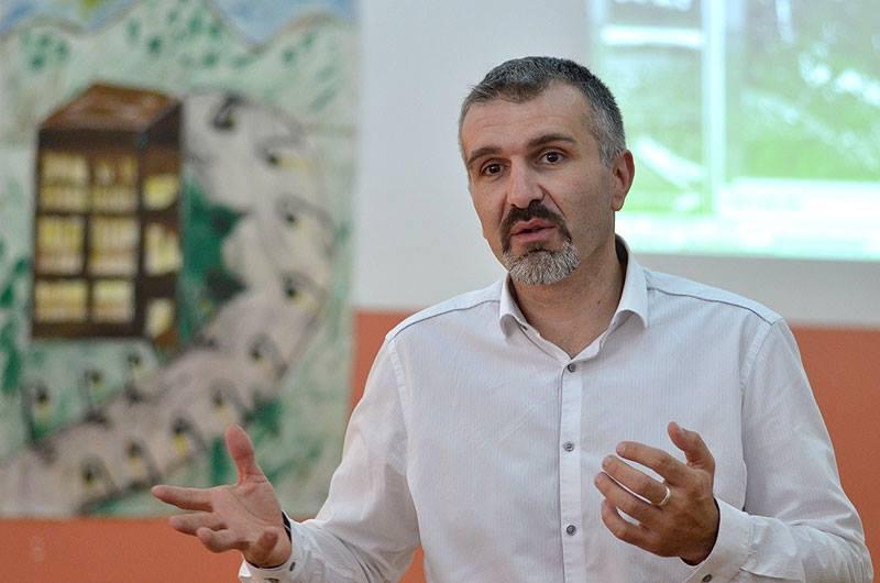 "მაგ მონათა პარლამენტიდან მაინც არ გამოდიხართ... თავში ქვა იხალეთ, ტრიბუნა ჭამეთ, მიშას უშველეთ, სირცხვილია!" - გოგა ხაჩიძე "ნაციონალურ მოძრაობას" მიმართავს