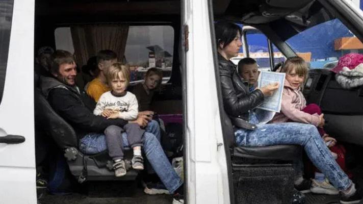 დონეცკის რეგიონის გუბერნატორის ინფორმაციით, ავტობუსებმა, რომლებსაც მშვიდობიანი მოსახლეობა გადაჰყავთ, დღეს დილით მარიუპოლი უკვე დატოვეს