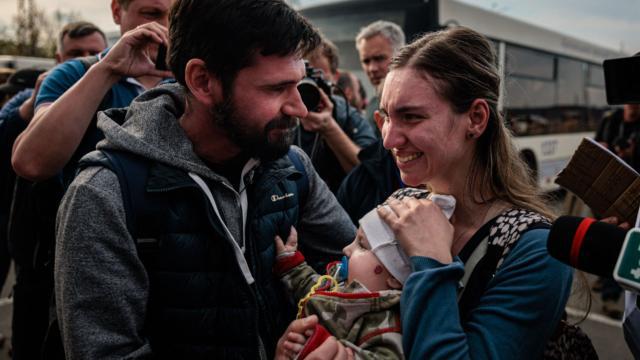 გადარჩენილები - ცრემლები და ემოციების ზღვა: "აზოვსტალიდან" ევაკუირებული ადამიანების ფოტოები