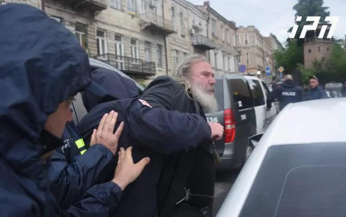 მიხეილ სააკაშვილის მხარდამჭერ აქციაზე ერთი პირი დააკავეს - რა მოხდა მთავრობის ადმინისტრაციასთან?