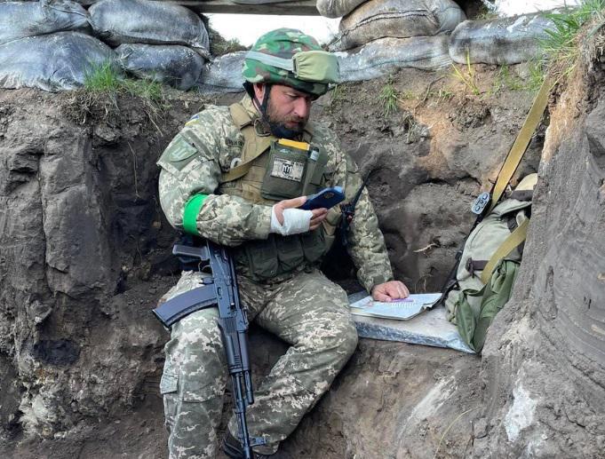 დღის ფოტო - პროფესორი ფრონტის ხაზიდან ონლაინლექციას კითხულობს