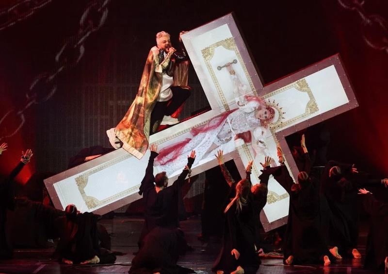 "ამაზე იშვიათად ვლაპარაკობ, მაგრამ..." - ფილიპ კირკოროვს კრემლში ჯვარზე ცეკვისთვის მილიონ რუბლს სთხოვენ: მწვავე კრიტიკის შემდეგ მომღერალი ბოდიშს იხდის