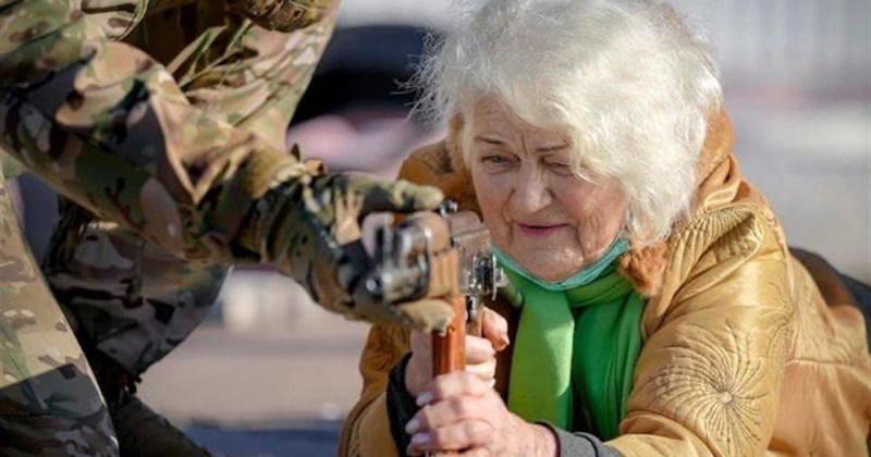 "მითხრეს, რომ მე პირველი ვიქნებოდი, ვისაც მტერი ფეხებით დაკიდებდა და მოკლავდა... შიშზე არც მიფიქრია" - 71 წლის მარიუპოლელი ქალი იარაღით ხელში და უკრაინული სიმამაცის სიმბოლო