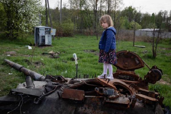 დღის ფოტო: გოგონა განადგურებულ რუსულ ტანკზე