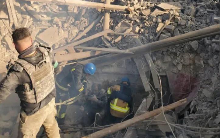 ლუგანსკის ოლქში ოკუპანტებმა  დაბომბეს სკოლა, რომელსაც 90 ადამიანი აფარებდა თავს: "მკვლელებმა ადამიანების გადარჩენის შანსი წაართვეს"