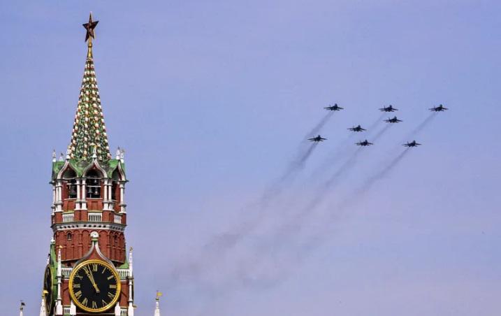 უამინდობის გამო რუსული თვითმფრინავები "გამარჯვების დღის“ აღსანიშნავად ცაზე ასო "Z“ სიმბოლოს ვეღარ გამოსახავენ: აღლუმის საჰაერო ნაწილი გაუქმდა - რას აცხადებს პესკოვი