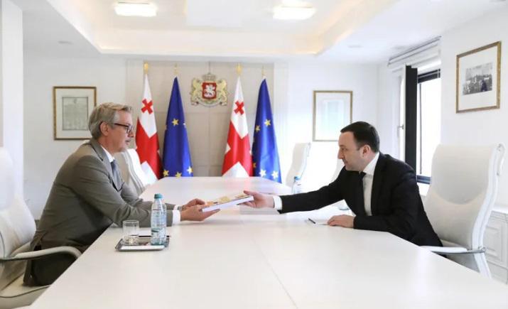 ირაკლი ღარიბაშვილმა კარლ ჰარცელს ევროკავშირის კითხვარის მეორე ნაწილი გადასცა