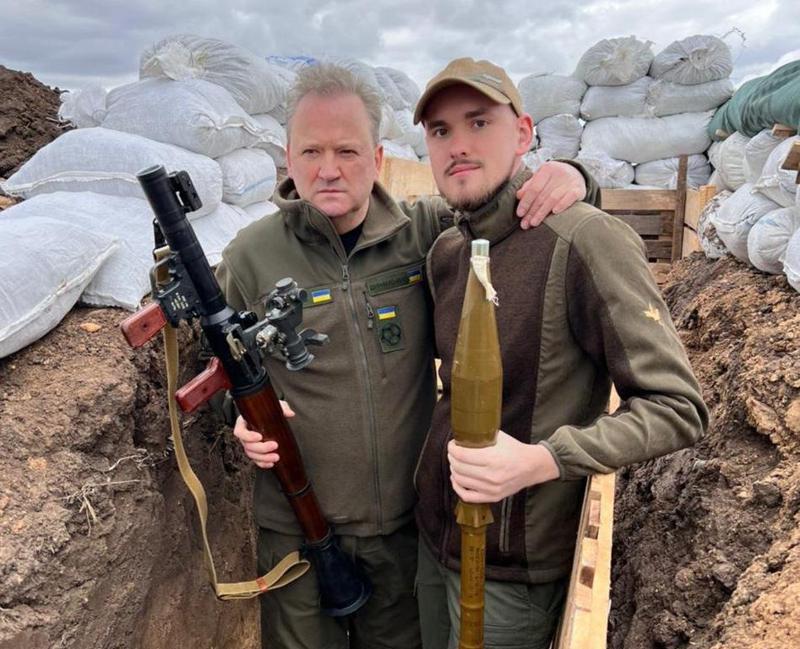 "მე იგორ ბელანოვი ვარ, ეს ჩემი ვაჟია და ჩვენ გვჯერა უკრაინის გამარჯვების!“ - ლეგენდარული უკრაინელი ფეხბურთელი სამშობლოს, შვილთან ერთად, იარაღით იცავს