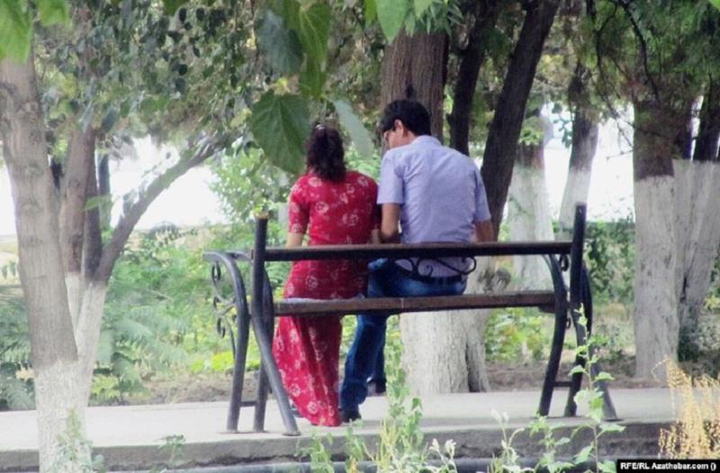 თურქმენეთში ათობით წყვილი ხელჩაკიდებული სიარულისთვის დააკავეს - ქალებს აეკრძალათ მაკიაჟი, თმის შეღებვა, სილამაზის პროცედურები: ახალი დიქტატორის ახალი წესები