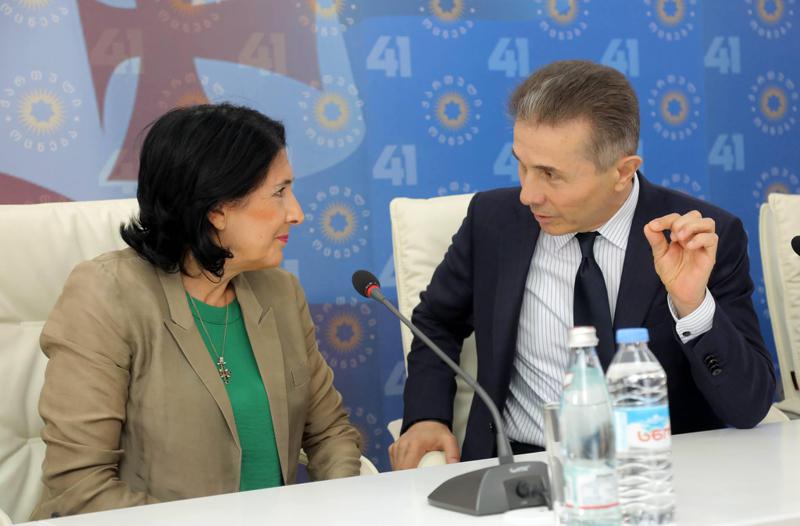 "ძალიან უცნაურ კითხვებს მისვამთ..." - სალომე ზურაბიშვილი აცხადებს, რომ მისი ვიზიტებისას, არცერთ შეხვედრაზე არ დასმულა ბიძინა ივანიშვილის სანქცირების საკითხი