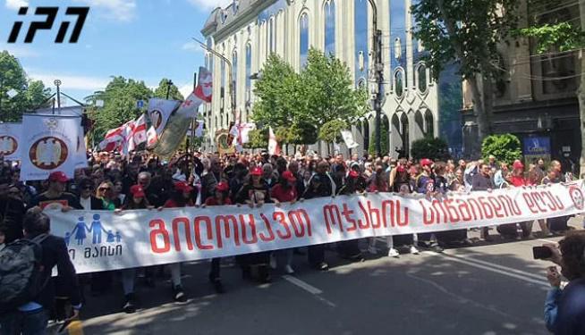 მსვლელობა რუსთაველზე - ოჯახის სიწმინდის დაცვის დღის აღსანიშნავად საპატრიარქოს ორგანიზებით ღონისძიება მიმდინარეობს