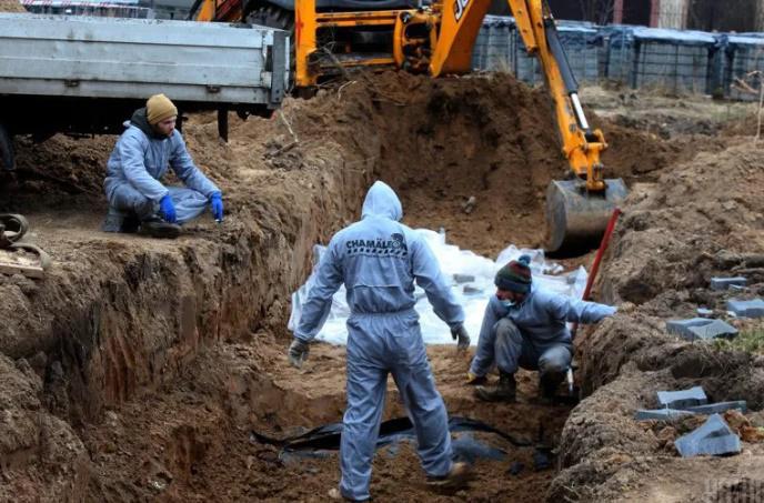 "ორი თავში გასროლით მოკლეს, ერთი - მუცელში" - კიევის ოლქში ოკუპანტების მიერ დახვრეტილი 3 მოქალაქის ცხედარი აღმოაჩინეს, მათ შორის ჩეხეთის მოქალაქეა