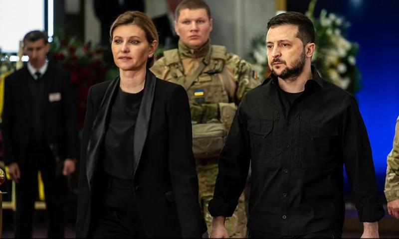 ვოლოდიმირ ზელენსკი ცოლთან ერთად კრავჩუკის დაკრძალვაზე - ომის დაწყების შემდეგ ზელენსკი პირველად გამოჩნდა ოლენასთან ერთად და განსხვავებული სამოსით (ფოტოები)