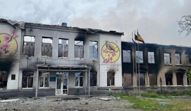 "ახლა იქ ნანგრევებია..." -  რუსმა სამხედროებმა დონეცკის ოლქში სკოლა ფოსფორის საბრძოლო მასალებით დაბომბეს