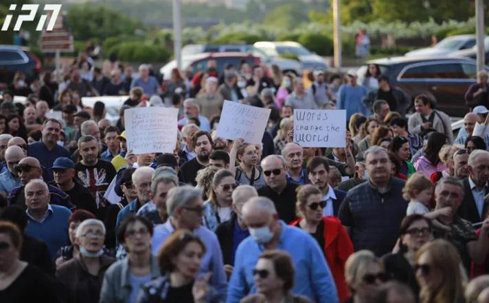 რესპუბლიკის მოედნიდან პარლამენტის შენობისკენ ნიკა გვარამიას მხარდამჭერი მსვლელობა მიმდინარეობს