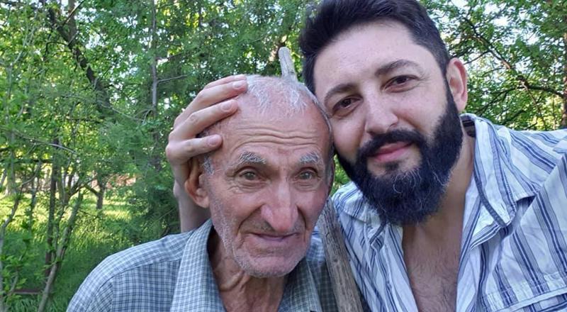 "დასრულდა ჩემი ბავშვობა... ჩუმად წავიდა ჩემი მარტოპაპა" - მომღერალ გიორგი სუხიტაშვილს ბაბუა გარდაეცვალა