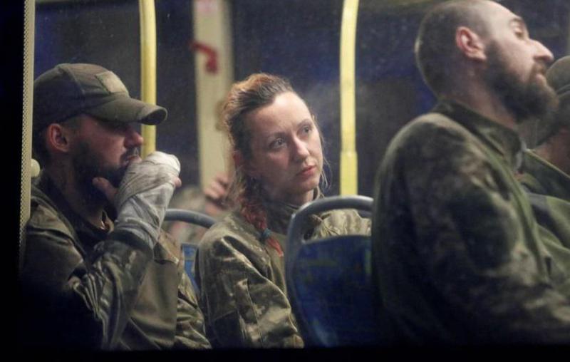 Reuters: "აზოვსტალიდან" გაყვანილი უკრაინელი მეომრების ნაწილი რუსების მიერ კონტროლირებად ოლენივკის საპატიმროში  გადაიყვანეს, მათ შორის არიან ქალებიც - რა ელის მათ?