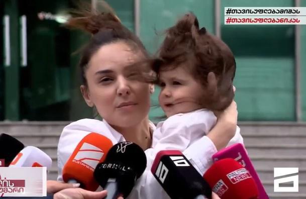 "ჩემთვის ძნელი იყო, ამ პირობებში მისი ნახვა... თვითონ ბედნიერი იყო ჩვენი ხილვით" - სოფო ნიჟარაძემ და ელის მარიამ მიხეილ სააკაშვილი მოინახულეს (ვიდეო)