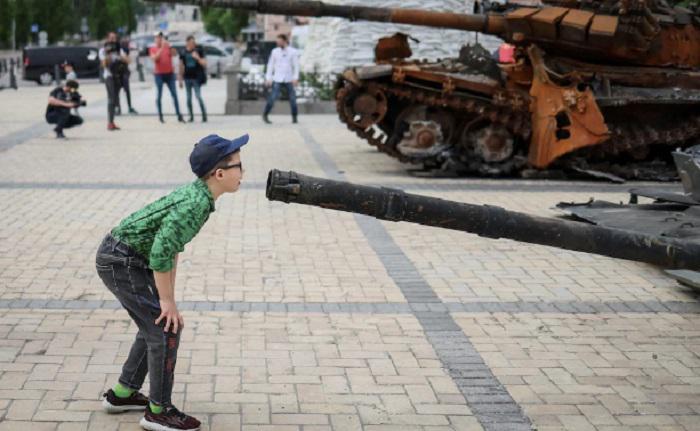 დღის ფოტო: განადგურებული რუსული ჯავშანტექნიკის გამოფენა კიევის ქუჩებში