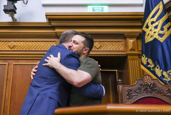 "მხოლოდ უკრაინას აქვს უფლება საკუთარი მომავალი გადაწყვიტოს" - პოლონეთის პრეზიდენტი უკრაინაში ჩავიდა და რადაში სიტყვით გამოვიდა