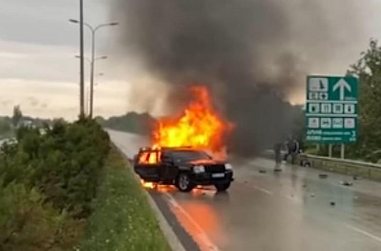 ავტოსაგზაო შემთხვევა ავტობანზე - შეჯახების შემდეგ ავტომობილებს ცეცხლი გაუჩნდა