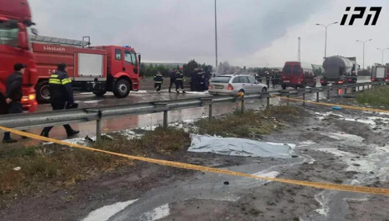 ავტობანზე მომხდარ ავარიას, რომლის შედეგადაც ორ ავტომანქანას ცეცხლი გაუჩნდა, მსხვერპლი მოჰყვა, არიან დაშავებულებიც