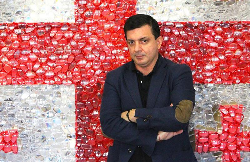 "ბევრი იბრძოლა და ბოლოს ვეღარ გაუძლო" - ამერიკაში მცხოვრები ქართველი ხელოვანი დევიდ დათუნა 48 წლის ასაკში გარდაიცალა