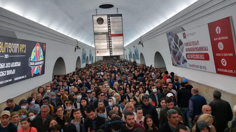 "პოლიციაა მოსული, რომ რამენაირად გახსნან მოძრაობა" - რა ხდება მეტროსადგურ "სადგურის მოედანზე", სადაც მგზავრთა დიდმა ნაკადმა პრობლემები შექმნა (ფოტო, ვიდეო)